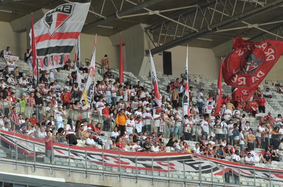 Imagens das torcidas de Cruzeiro e So Paulo no Mineiro