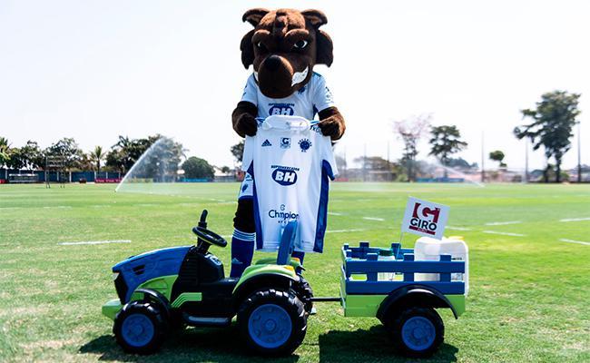 Raposo posa com a camisa do Cruzeiro j com o patrocnio da GIROAgro