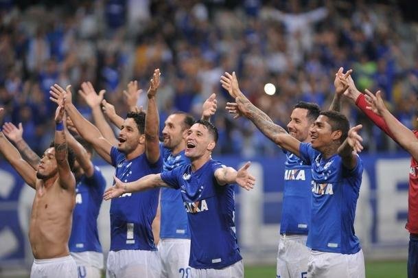 Aliviados com a classificao, jogadores do Cruzeiro fizeram festa com a torcida, no Mineiro