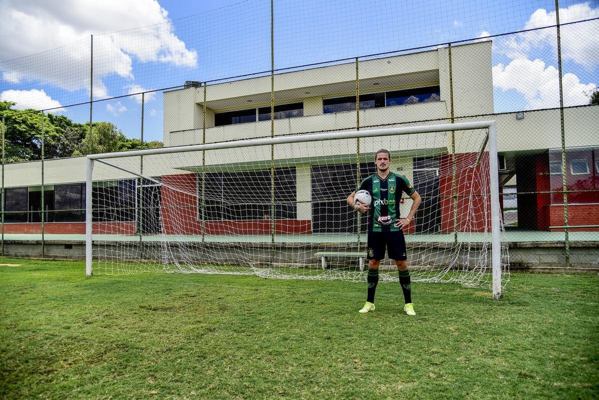 Zagueiro Iago Maidana, um dos nove refor�os do Am�rica para 2022, durante sua apresenta��o no CT Lanna Drumond, nesta quinta-feira (20)