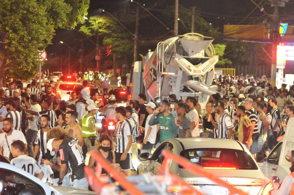 Atleticanos invadiram o Mineiro no jogo contra o Grmio e bateram recorde de pblico no Brasileiro; veja fotos do entorno do estdio antes da partida