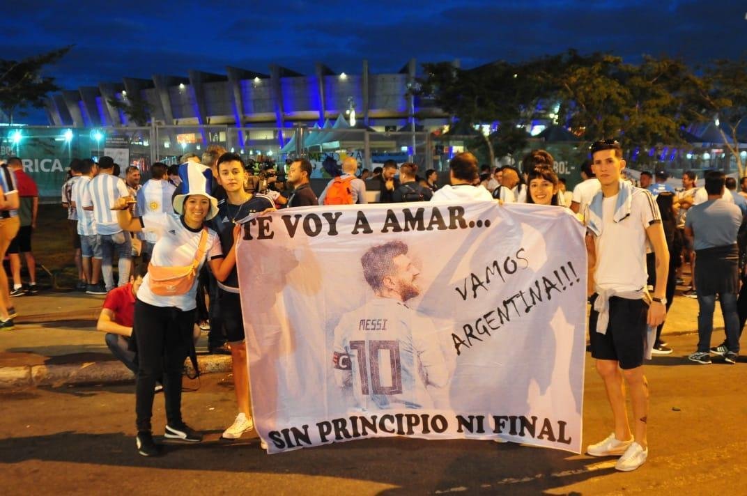 Torcedores de Argentina e Paraguai na chegada ao Minero para duelo pela Copa Amrica