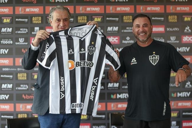 O tcnico argentino 'El Turco' Mohamed foi apresentado pelo Atltico nesta tera-feira (25/01) ao lado do presidente do clube, Srgio Coelho.