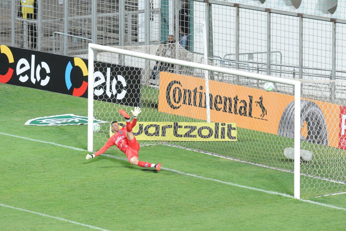 Rodolfo, de pnalti, marcou o terceiro gol do Amrica sobre a Ponte Preta