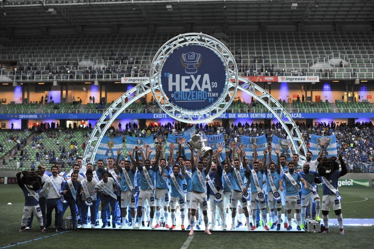 Jogadores, integrantes da comisso tcnica e dirigentes do Cruzeiro recebem faixas alusivas ao ttulo da Copa do Brasil