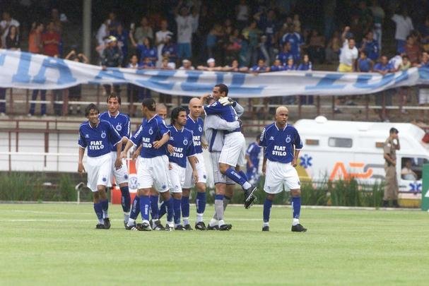 Com o ttulo brasileiro confirmado, o Cruzeiro fez no dia 7 de dezembro de 2003 o jogo da taa e das faixas contra o Fluminense, no Mineiro. Com show de Alex, autor de dois gols, o time celeste goleou os cariocas por 5 a 2 e promoveu nova festa da torcida azul em Belo Horizonte. Jogadores finalmente ergueram a taa oficial do Campeonato Brasileiro, cedida pela CBF, e deram a volta olmpica. Os campees brasileiros de 1966 tambm participaram das comemoraes no Gigante da Pampulha.