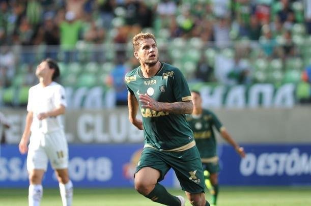 Rafael Moura marcou o primeiro gol do Coelho: limpou o zagueiro e tocou no canto de Vanderlei