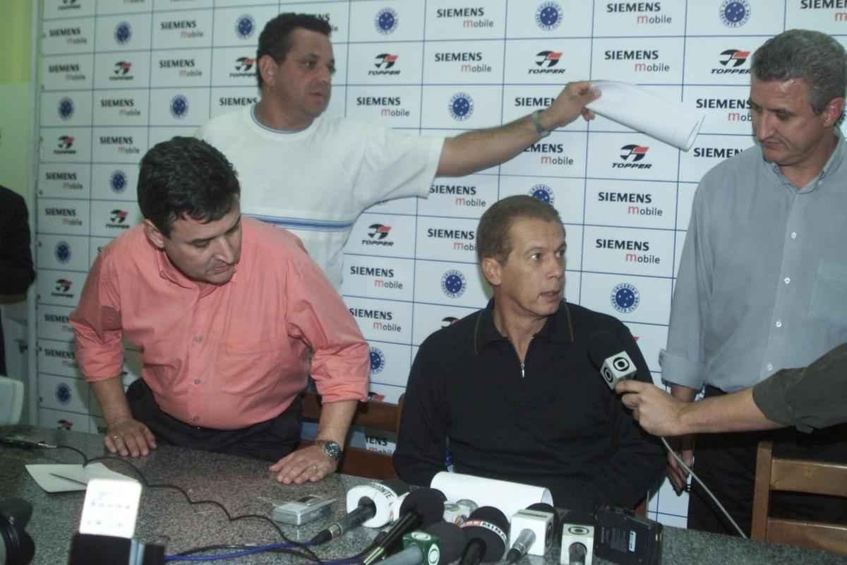Apresentao do novo tcnico de futebol do Cruzeiro, Emerson Leo (c), na Toca da Raposa II, em Belo Horizonte. Leo acertou contrato ate 31 de dezembro, com opo do clube para renovar por mais um ano. Ele vai substituir Paulo Cesar Gusmo no comando do time celeste. O presidente do Cruzeiro, Alvimar Perrella e o o diretor de Futebol do clube, Eduardo Maluf, apresentaram o treinador.