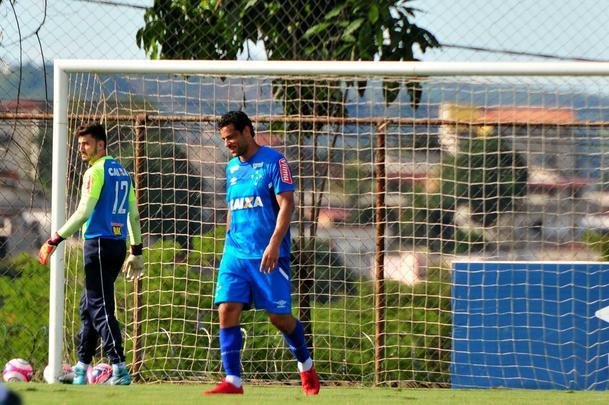 Sem Thiago Neves, que est com desgaste na panturrilha, Mano Menezes escalou o time titular do Cruzeiro no coletivo com Fbio; Lucas Romero, Leo, Murilo e Egdio; Henrique e Ariel Cabral; Robinho, Arrascaeta e Rafinha; Fred. Os reservas atuaram com Rafael; Arthur, Digo, Manoel e Marcelo Hermes; Lucas Silva, Nonoca e Bruno Silva; Rafael Marques, Rafael Sobis e Judivan