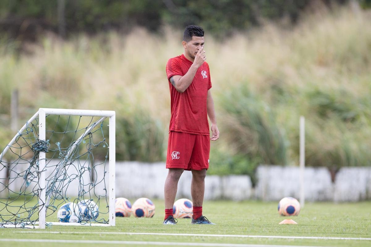 Jogadores do Náutico seguem trainando no CT Wilson Campos, sob a supervisão do técnico Gimar Dal Pozzo. Atletas e membros da comissão técnica são submetidos às medidas de saúde para evitar o contato e gerar possível foco de Covid-19.