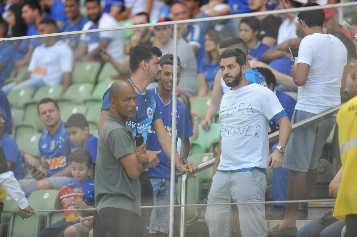 Segurana do Cruzeiro tenta impedir protesto de torcedor na arquibancada do Independncia