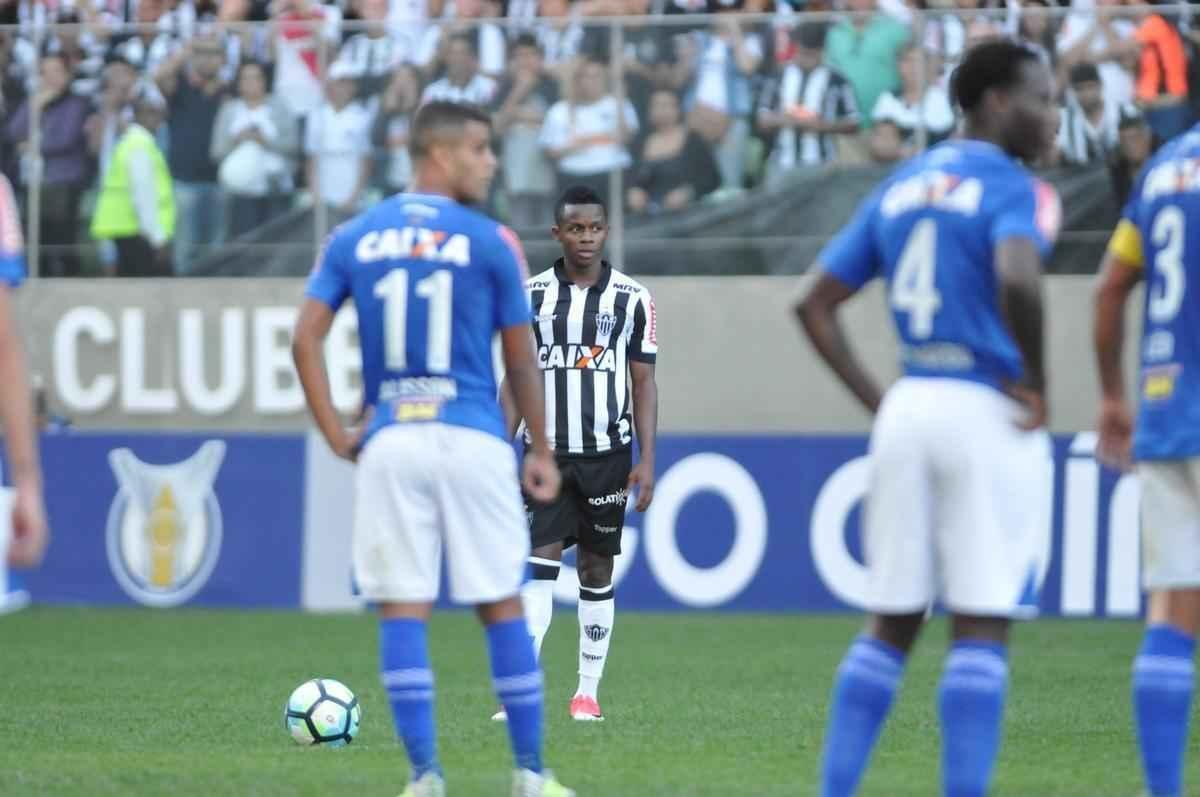 Ainda no primeiro tempo, o Atltico virou, com gols de Cazares, de falta, e Fred: 2 a 1
