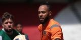 Jogadores do Santa Cruz treinaram no est�dio do Arruda, j� apresentando trabalhos com bola no gramado, sob a supervis�o do t�cnico Itamar Sch�lle. Todos os atletas e os membros da comiss�o t�cnica seguem submetidos �s medidas de afastamento social.