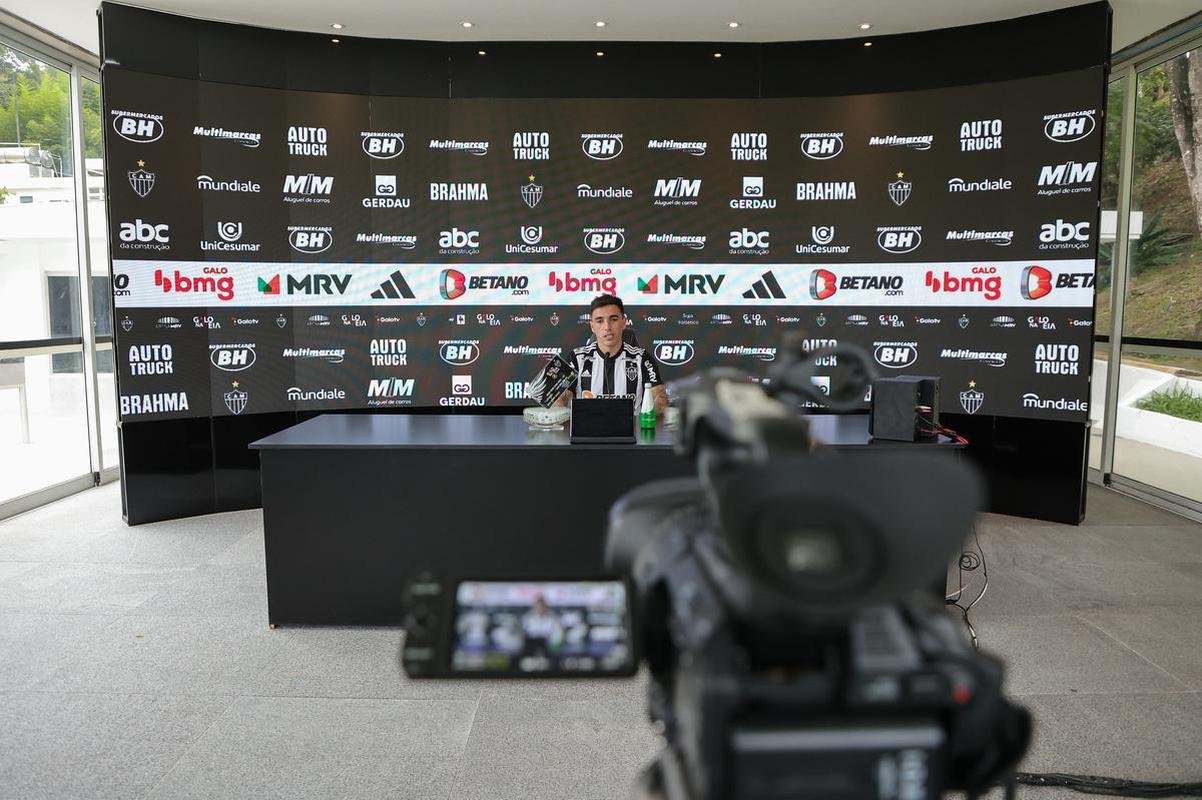 Saravia foi apresentado oficialmente pelo Atltico nesta sexta-feira (17/2), na Cidade do Galo. Lateral-direito argentino tem 29 anos.