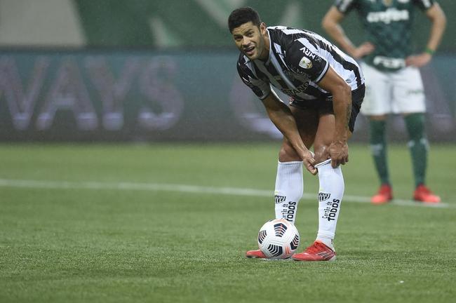 Diego Costa sofreu pnalti. Hulk cobrou e mandou na trave esquerda.