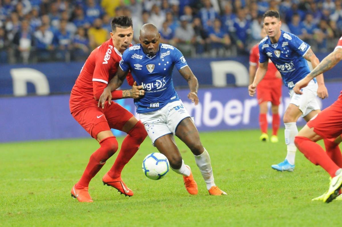 Fotos do primeiro tempo do duelo entre Cruzeiro e Internacional, no Mineiro, pela semifinal da Copa do Brasil