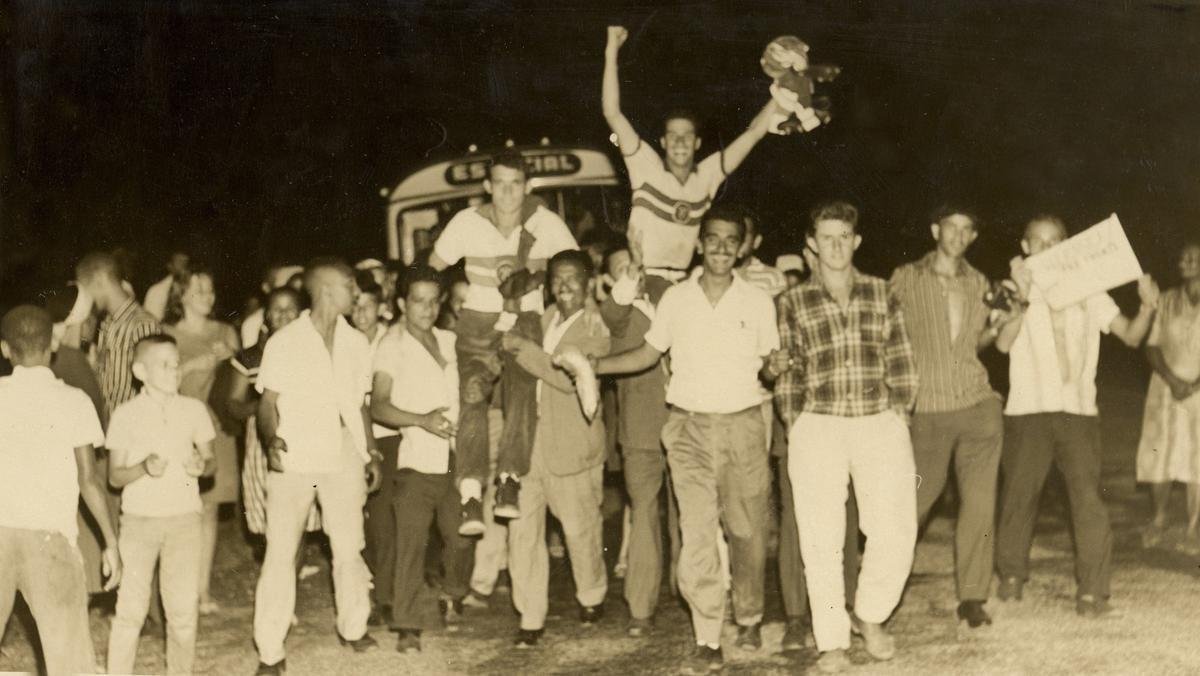 Fotos da carreira do polmico tcnico Yustrich, o Homo