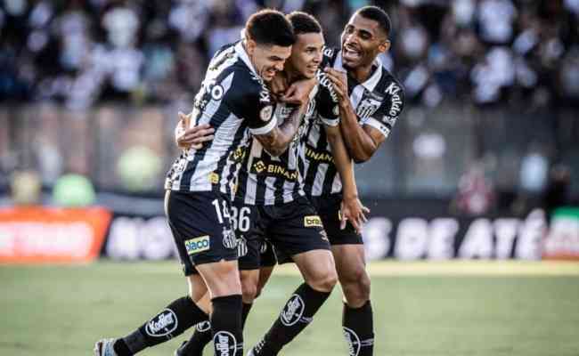 Elenco comemora gol de Deivid na vitria do Santos contra o Vasco, por 1 a 0, neste domingo (14)