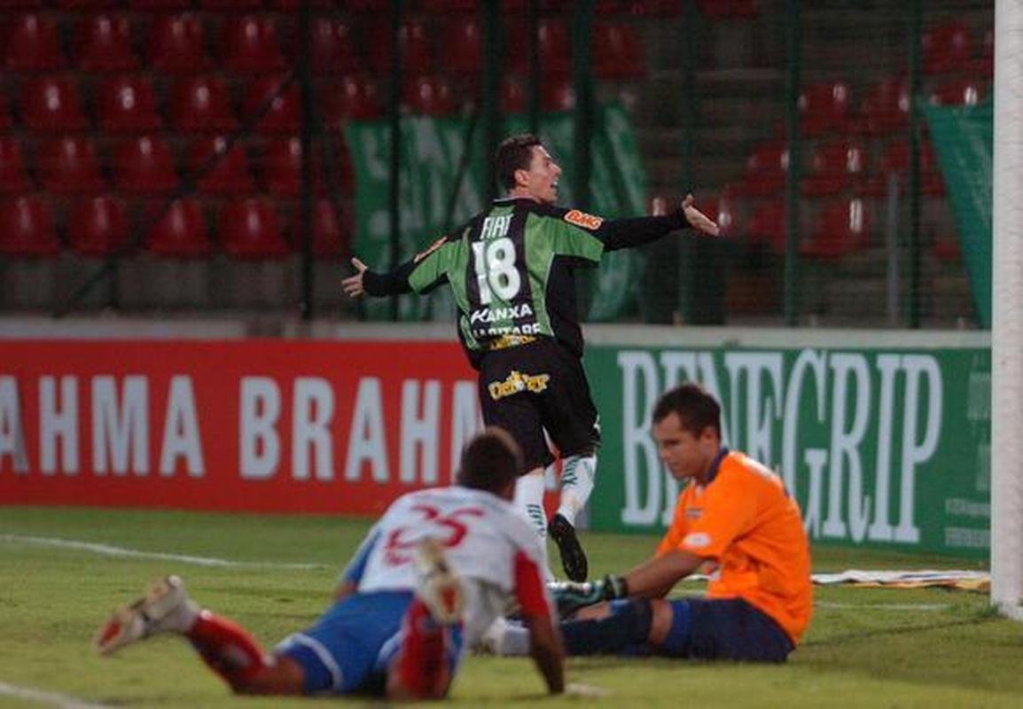 Alessandro, oportunista, marcou o gol da vitria do Coelho