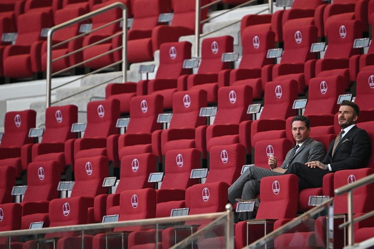 Os torcedores de Inglaterra e Ir no primeiro jogo do Grupo B na Copa do Mundo.