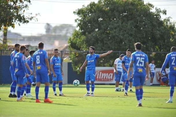 Jogadores do Cruzeiro trabalharam em tom descontrado na Toca da Raposa antes de final com Flamengo
