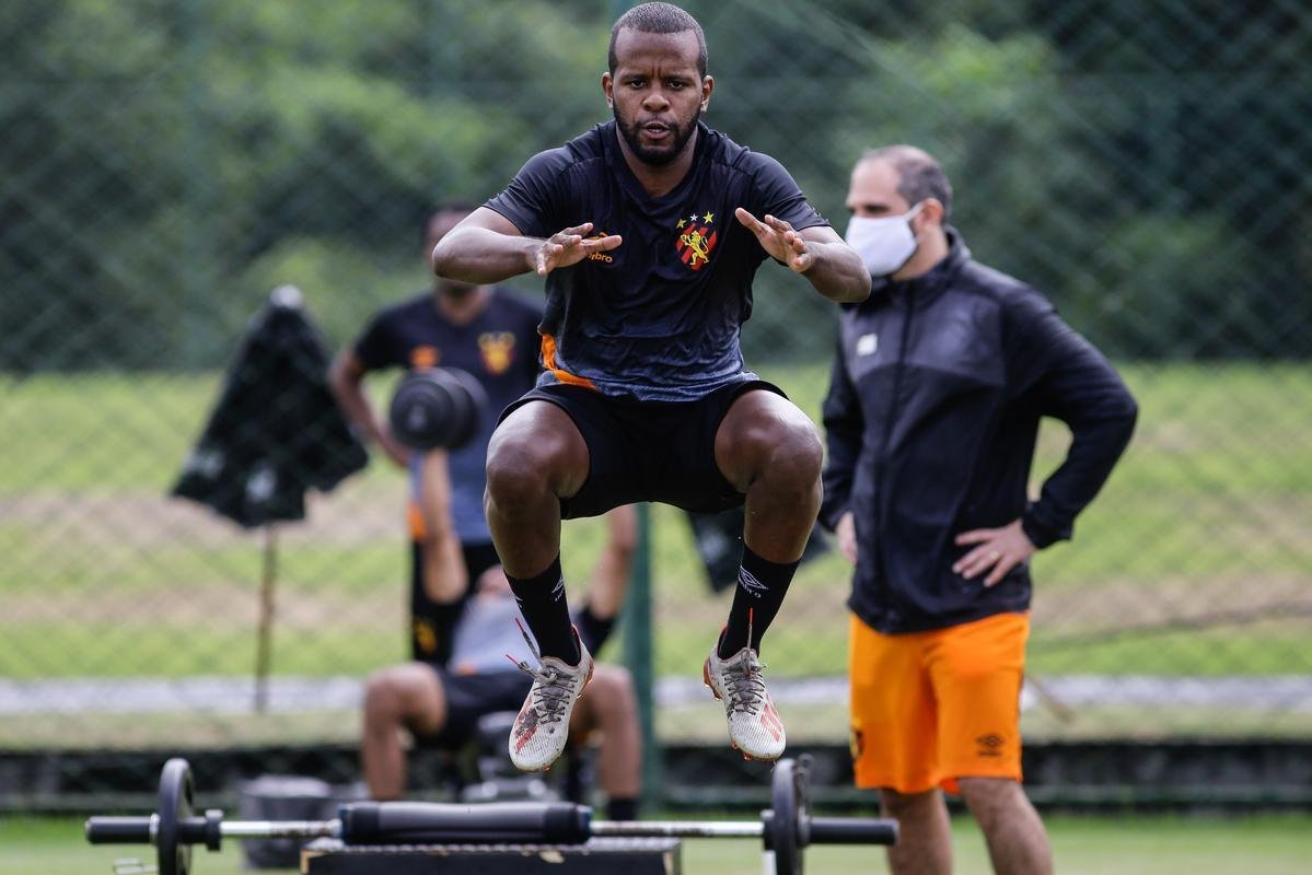 QUARTA-FEIRA: o terceiro dia de trabalho teve mais circuito físico para os jogadores em busca de condicionamento, mas houve também o primeiro contato com bola - uma atividade curta, de fundamento. Movimentação durou cerca de 1h30 para cada grupo.