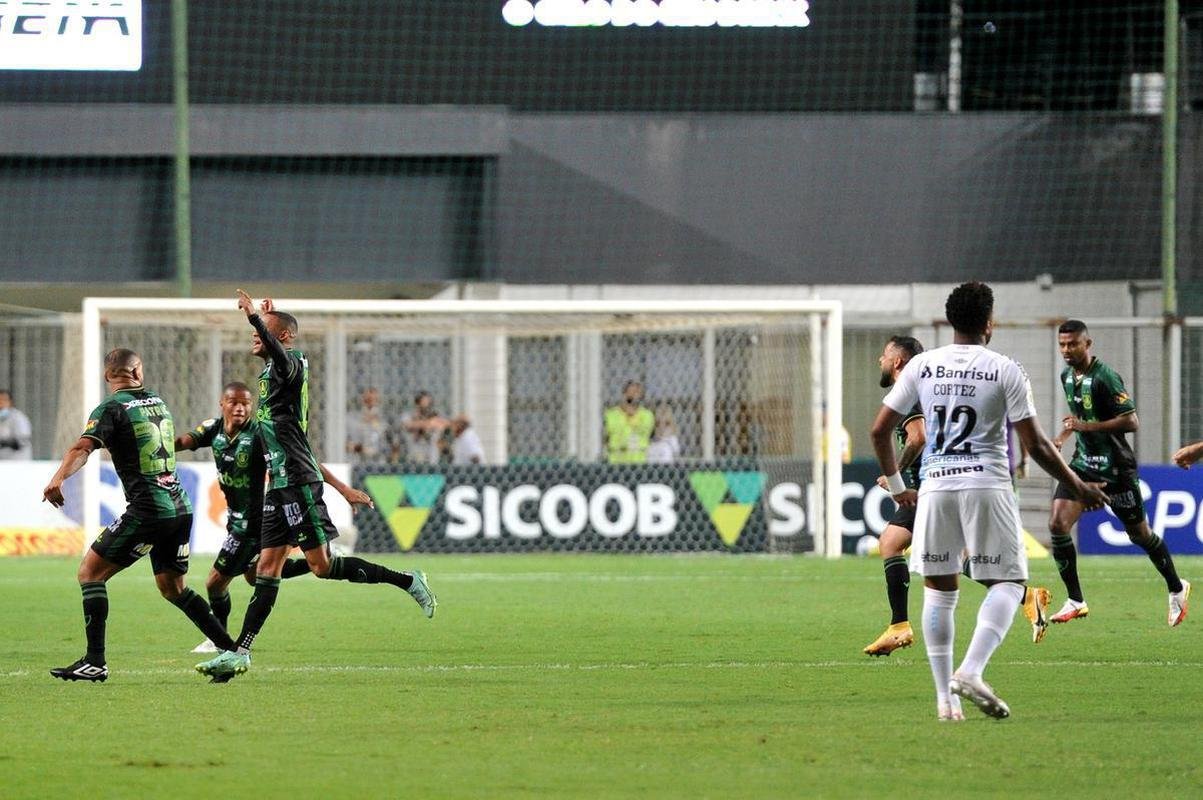 Felipe Azevedo abriu o placar para o Amrica sobre o Grmio: 1 a 0