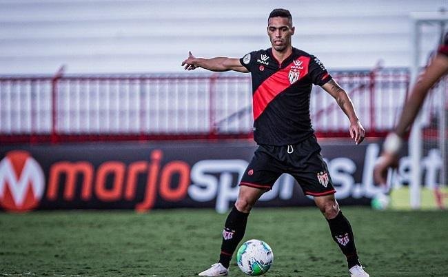 O zagueiro der est em fim de contrato com o Atltico-GO e no renovar. O defensor de 26 anos interessa ao Amrica. 