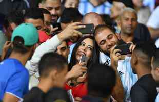 Larissa Riquelme manteve tradio de colocar celular entre os seios, foi calorosa com torcedores e apoiou Paraguai de forma efusiva no Mineiro