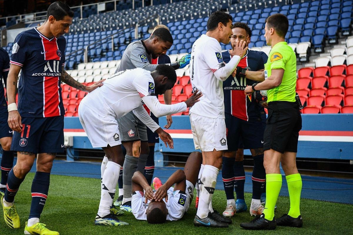 Neymar levou carto vermelho no final da derrota do PSG para o Lille, por 1 a 0, em Paris, ao dar um tranco no adversrio numa disputa de bola na lateral do campo. rbitro entendeu que ele usou fora desproporcional. O brasileiro j tinha carto amarelo e acabou sendo expulso.