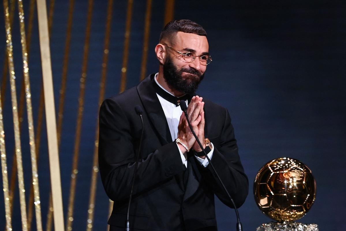 Karim Benzema recebe prmio Bola de Ouro, da Revista France Football, como melhor do mundo na temporada 2021/22. 