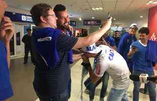 Jogadores do Cruzeiro so recepcionados por torcedores em desembarque na Argentina (Tiago Mattar/Superesportes)