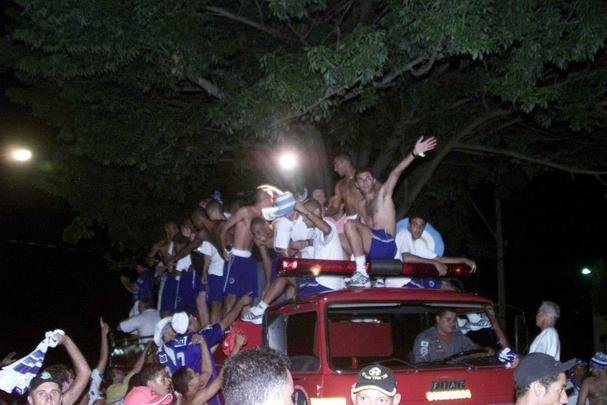 O primeiro passo do Cruzeiro em 2003 para alcanar a histrica Trplice Coroa foi dado em 16 de maro, com a conquista do Campeonato Mineiro de pontos corridos. A taa foi erguida de forma antecipada com a vitria por 4 a 0 sobre a URT, no estdio Zama Maciel, em Patos de Minas, pela 11 rodada. Deivid, Aristizbel, Alex e Maurinho marcaram os gols do triunfo. Em seguida, o elenco deu a volta olmpica, ergueu a taa diante dos cruzeirenses e desfilou em carro aberto pela cidade do interior de Minas. No retorno a BH, naquele mesmo dia, o grupo foi recebido com festa pela torcida no Aeroporto da Pampulha. O Cruzeiro foi campeo estadual invicto. O ltimo jogo foi contra o Tupi, no Mineiro.