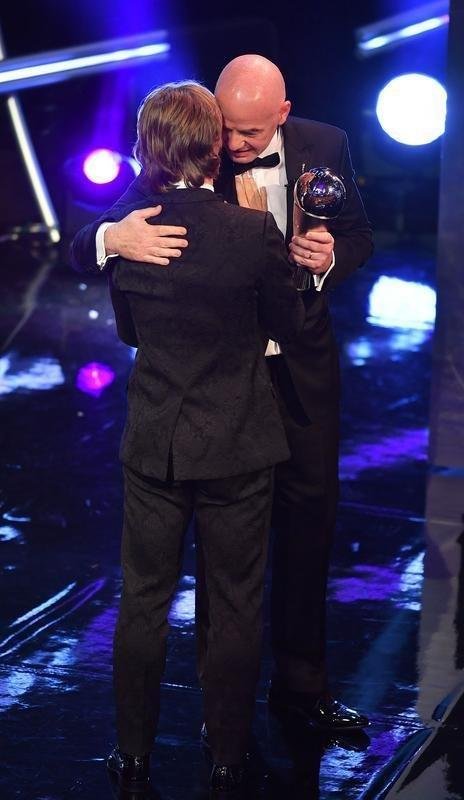 Luka Modric discursa aps ser eleito, pela primeira vez, o melhor jogador do mundo. Crosta, de 33 anos, quebra dinastia de Cristiano Ronaldo e Lionel Messi na premiao The Best, da Fifa
