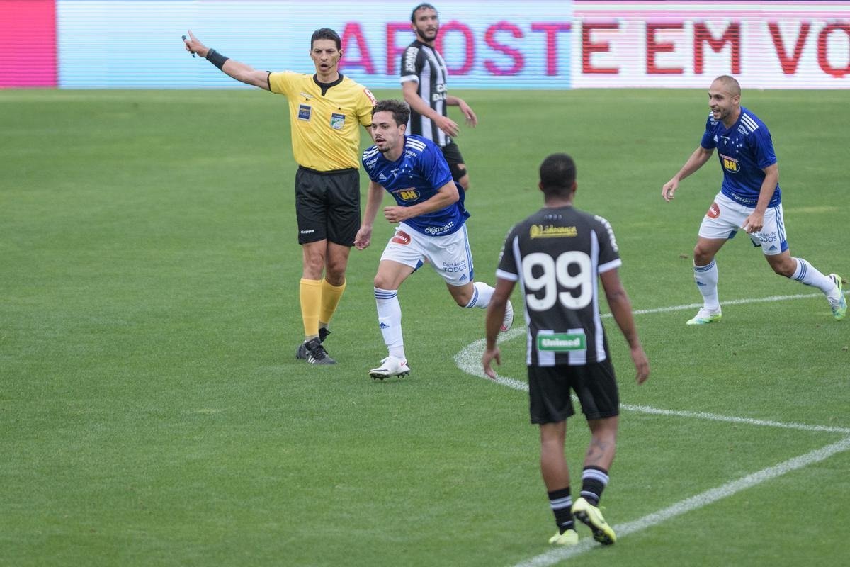 O Cruzeiro venceu o Figueirense por 1 a 0, em 16 de agosto, no estádio Orlando Scarpelli, em Florianópolis, pela terceira rodada da Série B. O meia Maurício marcou o único gol da partida.