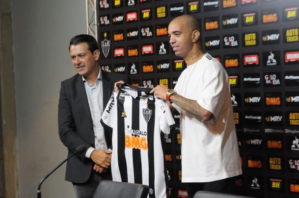 Diego Tardelli foi apresentado pelo diretor de futebol do Atlético, Rui Costa, neste domingo, antes do jogo contra a Caldense