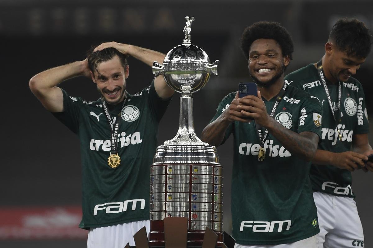 Festa do Palmeiras no Maracanã com a conquista do bicampeonato da Copa Libertadores sobre o Santos. Verdão venceu a decisão por 1 a 0 com gol do atacante Breno Lopes aos 53 do segundo tempo (AFP / Mauro Pimentel / Ricardo Moraes / Silvia Izquierdo)