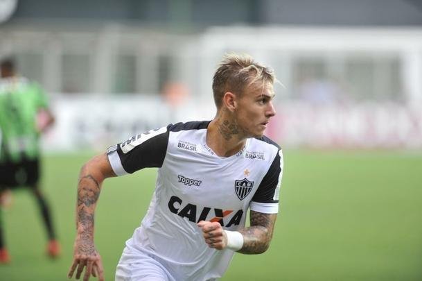 Depois de lances polmicos, Atltico confirmou vitria com gols de Rger Guedes e Ricardo Oliveira