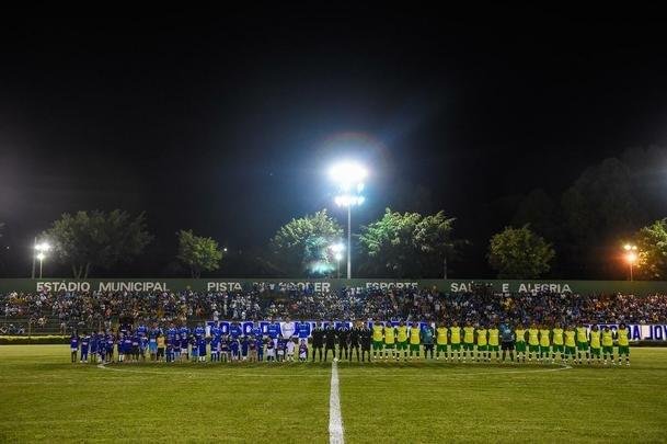 Com muitos atletas juniores, time celeste fez teste no Estádio Municipal de Ibirité