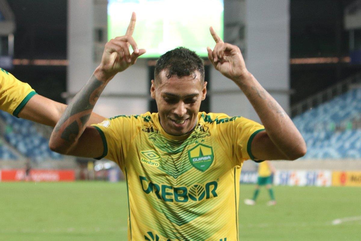 Elton - atacante do Cuiab