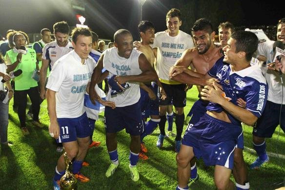Festa dos jogadores do Cruzeiro no Barrado com a conquista do tricampeonato brasileiro