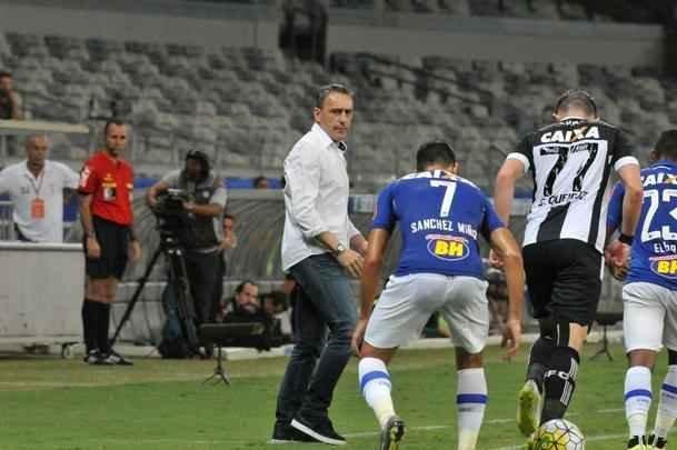 Veja as reaes do tcnico Paulo Bento na estreia pelo Cruzeiro, no duelo contra o Figueirense