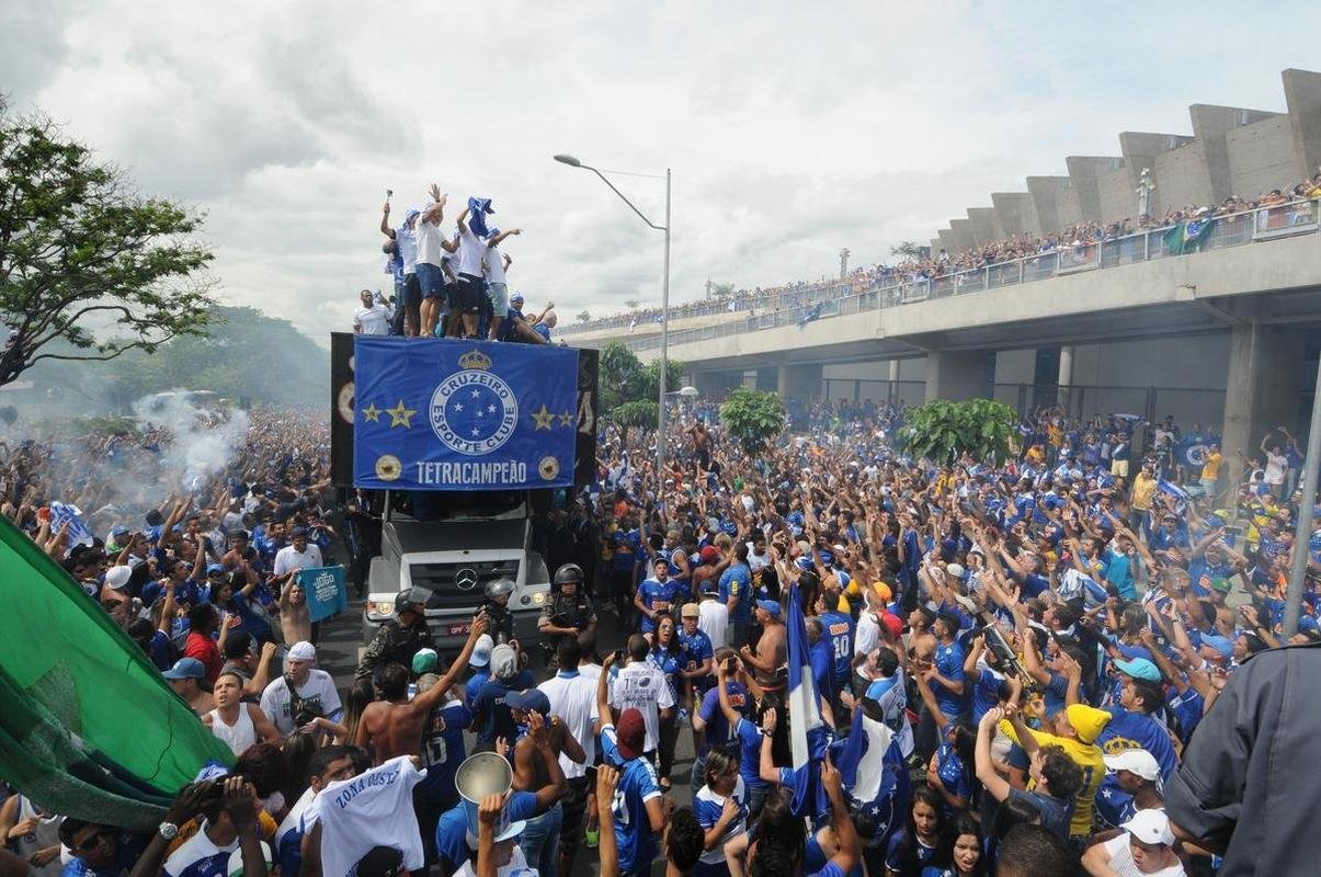 Antes do jogo com o Fluminense, em 7 de dezembro de 2014, jogadores do Cruzeiro desfilaram em carro aberto entre a Toca da Raposa II e o Mineiro, onde receberiam a taa de tetracampeo brasileiro. Uma multido azul tomou conta da Pampulha e festejou o quarto ttulo da Srie A. No jogo das faixas, a Raposa venceu o Tricolor por 2 a 1.
