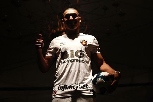 Festa de lançamento dos novos uniformes contou com a presença de jogadores e show de Paralamas de Sucesso