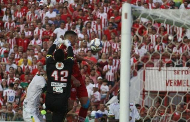 Náutico e Sampaio Corrêa iniciaram a decisão da Série C neste domingo