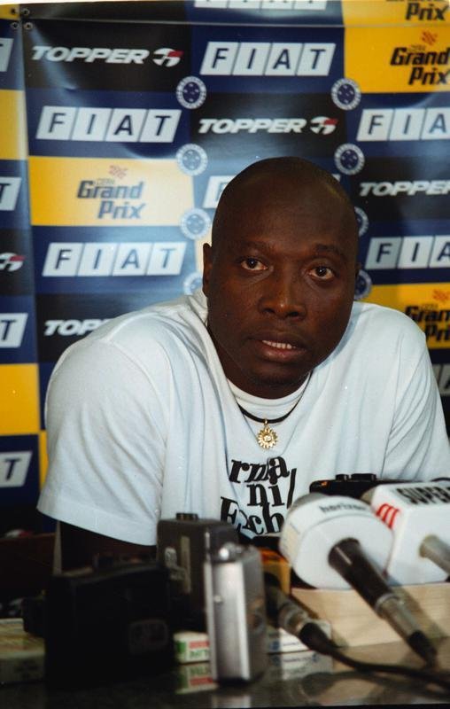 Fotos da apresentao do meia colombiano Freddy Rincn no Cruzeiro, em 6 de julho de 2001, na Toca da Raposa I. Ex-jogador morreu aos 55 anos nesta quarta-feira (13/4/2022), em Cali, em consequncia de um acidente de carro.