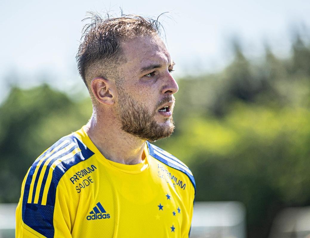 Cruzeiro estreou camisa de treino amarela durante atividade neste domingo (28/03)