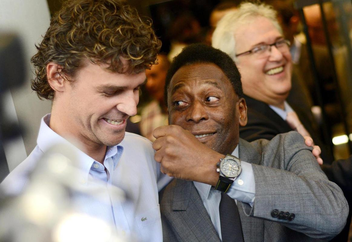 5/2/2014 - Pel ao lado do ex-tenista Gustavo Kuerten, o Guga, no Rio de Janeiro