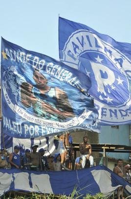 Torcidas de Cruzeiro e Guarani lotaram estdio Fario e casas do entorno, em Divinpolis, para assistir ao duelo de abertura do Campeonato Mineiro 2019