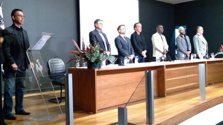 Nesta segunda-feira (6), o diretor de futebol Rodrigo Caetano, o técnico Cuca e o atacante Hulk, do Atlético, receberam títulos de cidadãos honorários de Belo Horizonte. A iniciativa congratula os alvinegros pelo desempenho esportivo em 2021, com o título do Campeonato Brasileiro.
